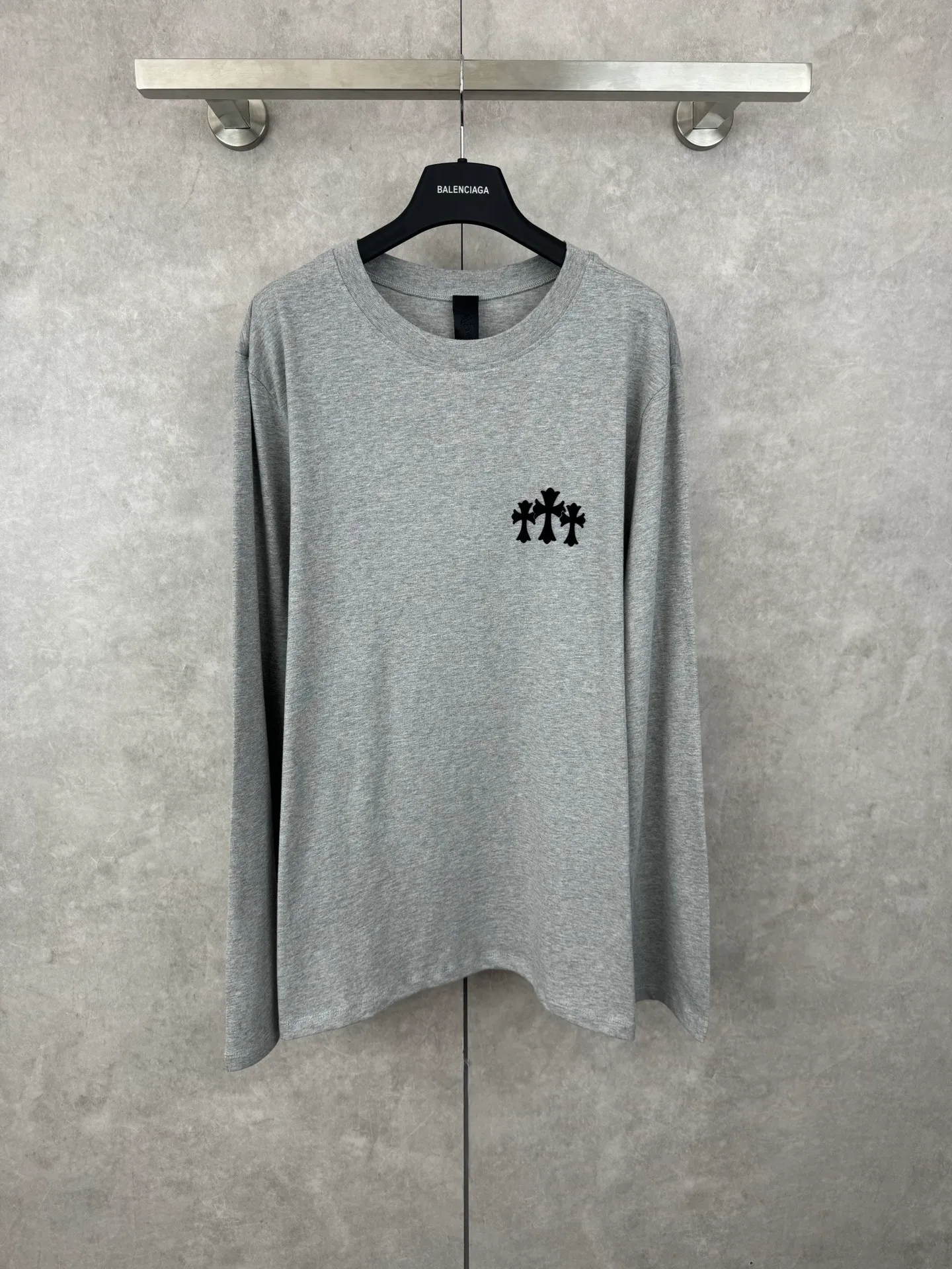 P300 Chrome Hearts/Chrome Hearts CH Black flocked cross round neck long sleeves Size: S/M/L/XL Custom-woven and dyed 40-yarn fabric with a scratchy surface pattern. The ready-made garments are made of YB consistent electrostatic flocking technology. It is not an ordinary lettering mold technology. The colors are also different at different angles. Brand new collar label (not the previous leather label) and washed label.
